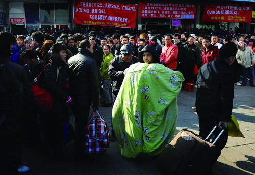 酸甜苦辣返鄉(xiāng)路,一年一度的春運(yùn),對(duì)于辛苦一年的進(jìn)城民工來(lái)說(shuō)的確是一件難事,一票難求。在寒風(fēng)中,這是一位來(lái)自江西農(nóng)村的男子抱著被子排隊(duì)購(gòu)票。.jpg 酸甜苦辣返鄉(xiāng)路,一年一度的春運(yùn),對(duì)于辛苦一年的進(jìn)城民工來(lái)說(shuō)的確是一件難事,一票難求。在寒風(fēng)中,這是一位來(lái)自江西農(nóng)村的男子抱著被子排隊(duì)購(gòu)票。.jpg