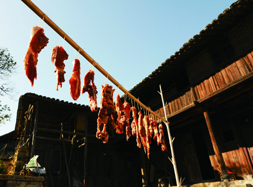 雙潮農(nóng)村的年味,溫州的城里或鄉(xiāng)下百姓過(guò)年都有臘月曬醬油肉、雞、鴨、魚(yú)的習(xí)俗,從農(nóng)歷冬至節(jié)日開(kāi)始制作涼曬一直到過(guò)年前幾天,你走在溫州的大街小巷或農(nóng)村古居,都能看到一串串一行行制作精美的臘貨制品,正月里吃著家人做的臘味品著小酒是一件爽心.JPG 雙潮農(nóng)村的年味,溫州的城里或鄉(xiāng)下百姓過(guò)年都有臘月曬醬油肉、雞、鴨、魚(yú)的習(xí)俗,從農(nóng)歷冬至節(jié)日開(kāi)始制作涼曬一直到過(guò)年前幾天,你走在溫州的大街小巷或農(nóng)村古居,都能看到一串串一行行制作精美的臘貨制品,正月里吃著家人做的臘味品著小酒是一件爽心.JPG