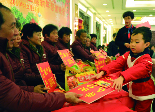溫暖送給困難戶,溫州市健身義工隊(duì)每年都會(huì)舉辦以愛(ài)在冬天為主題的慈善活動(dòng),今年的主題是關(guān)愛(ài)孤寡老人。這場(chǎng)慈善晚宴是該義工們自費(fèi)操辦,晚宴期間還安排了很多自文藝節(jié)目。隊(duì)長(zhǎng)潘少榮說(shuō),舉辦這次溫暖晚宴,最主要是能呼吁更多人切切實(shí)實(shí)地關(guān)愛(ài)孤寡.jpg 溫暖送給困難戶,溫州市健身義工隊(duì)每年都會(huì)舉辦以愛(ài)在冬天為主題的慈善活動(dòng),今年的主題是關(guān)愛(ài)孤寡老人。這場(chǎng)慈善晚宴是該義工們自費(fèi)操辦,晚宴期間還安排了很多自文藝節(jié)目。隊(duì)長(zhǎng)潘少榮說(shuō),舉辦這次溫暖晚宴,最主要是能呼吁更多人切切實(shí)實(shí)地關(guān)愛(ài)孤寡.jpg